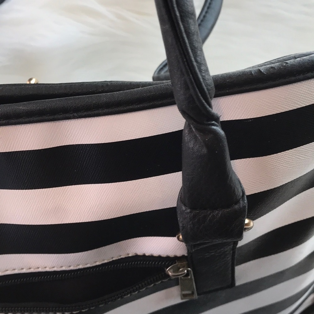 Black and White Mid Size Purse - Picture 3 of 9